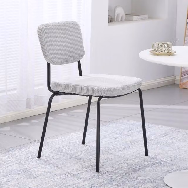 Sedia Juno in tessuto colore grigio chiaro e struttura in metallo nero set 4 pezzi