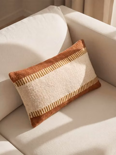 Cuscino rettangolare Rail Kenay Home color terracotta con rivestimento in cotone lavabile