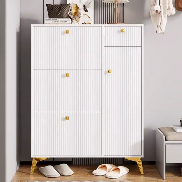 Scarpiera bianca con ripiani regolabili; superficie ondulata; 90 x 25 x 121 cm