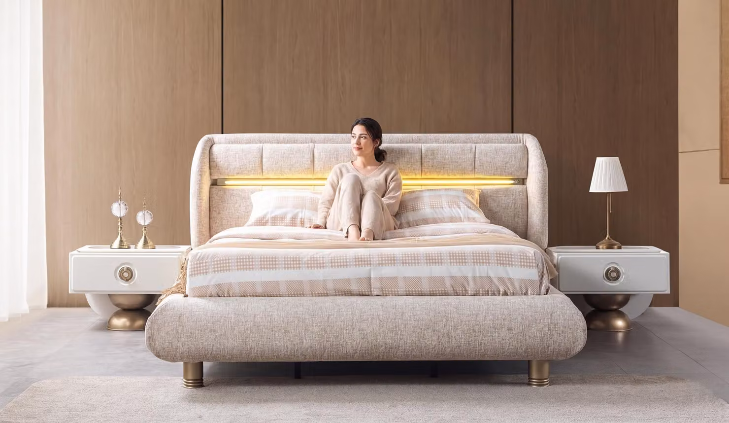 Due comodini, nuovi, per la camera da letto, colore bianco, beige e dorato, design moderno, confortevoli