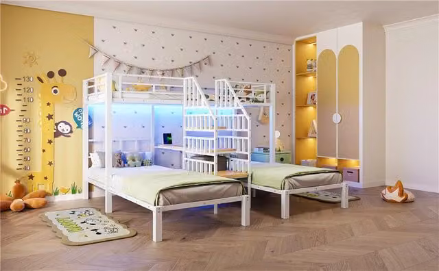 Letto a castello a tre livelli in metallo bianco 90×200 cm con LED colorati, scala contenitore, porte USB e presa di corrente
