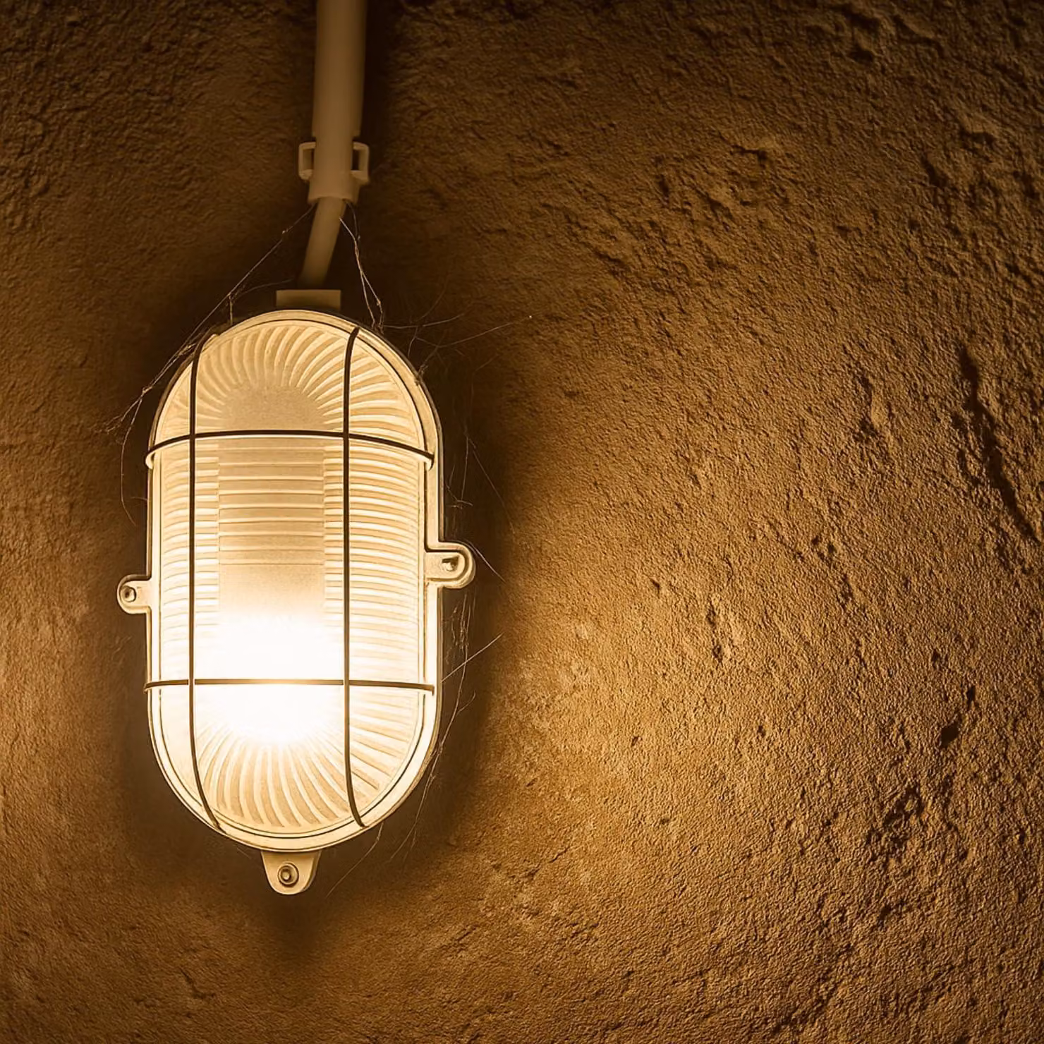 Lampada da parete/soffitto, attacco E27, grado di protezione IP54, diffusore in vetro, griglia metallica, dimensioni 180x125x115 mm
