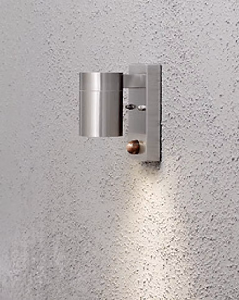 Konstsmide Modena con applique BWM in acciaio inossidabile con vetro trasparente e sensore di movimento