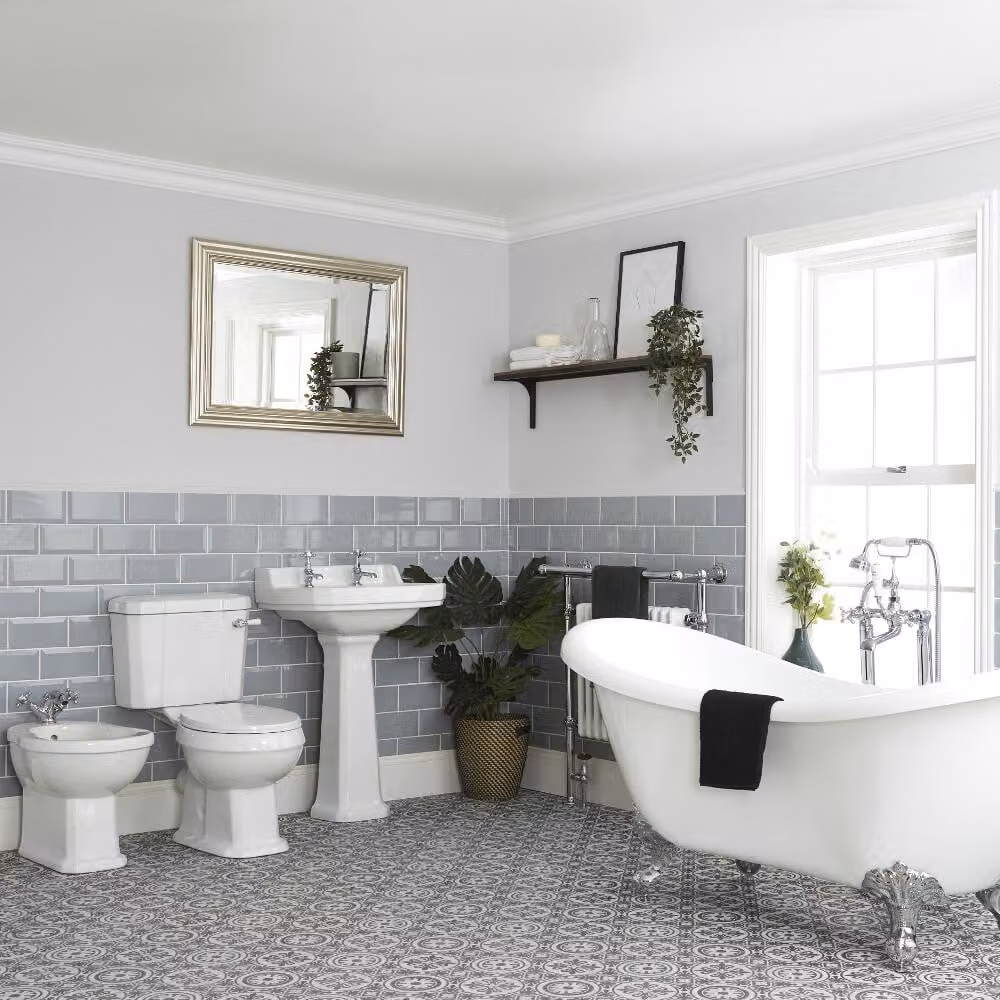 Set Bagno con Vasca Freestanding, Sanitario con Cassetta Alta, Lavabo a Colonna e Bidet - Richmond