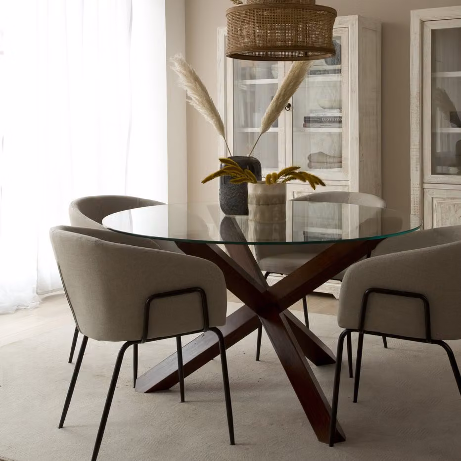 Tavolo da pranzo rotondo Carot Banak in legno massiccio di mindi colore teak con piano in vetro trasparente, Diametro: 120 cm – 2