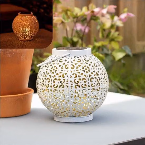 Lanterna solare marocchina Unyqoos® | luce LED calda, metallo forato con rivestimento interno dorato, resistente alle intemperie, accensione automatica al crepuscolo – ideale per giardino e terrazza