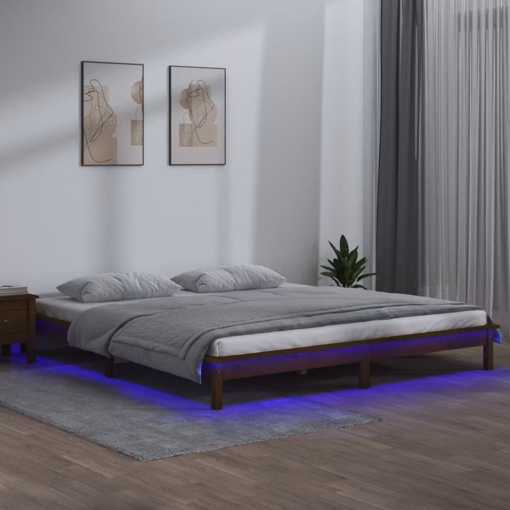The Living Store Letto in legno massiccio con illuminazione a LED marrone miele 200x200 cm