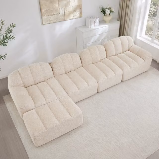 Divano angolare modulare Mivray a L con ottomana coordinata in tessuto bouclé beige e bianco per il tuo soggiorno