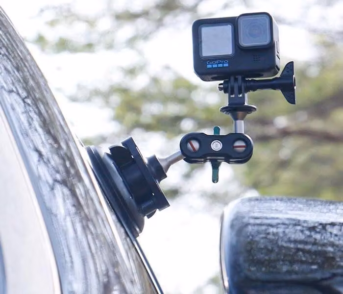 Fissare il supporto adesivo per action camera