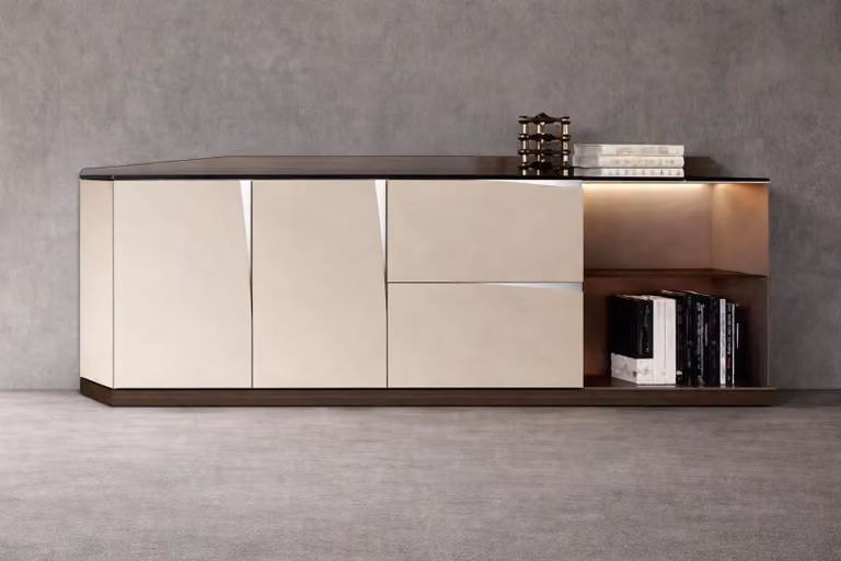 Credenza nei toni del marrone-beige. Esclusivi mobili in legno per il soggiorno. Elegante credenza