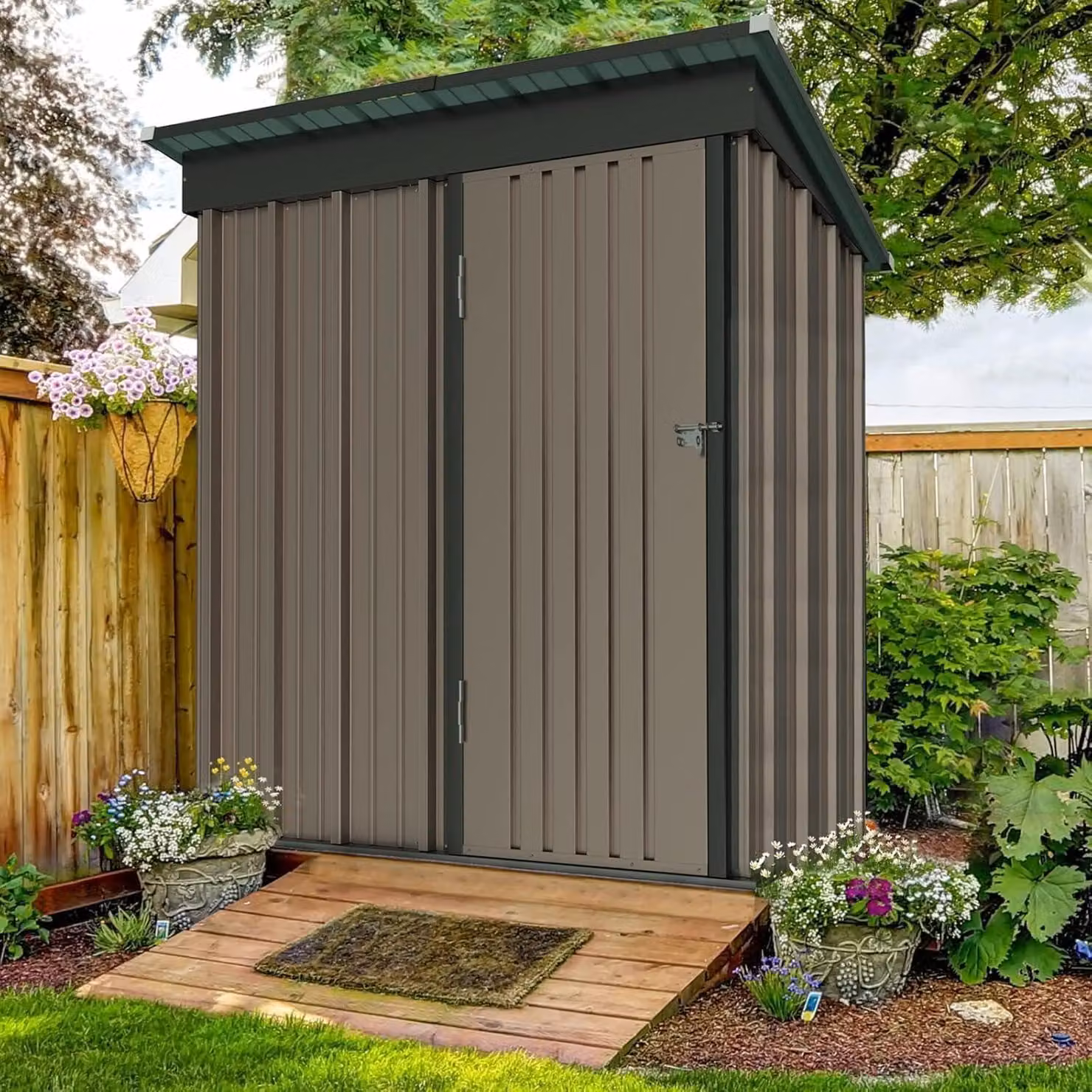 Capanno da giardino in metallo con tetto a falda, dimensioni 164 x 99 x 181 cm. Ideale come deposito per attrezzi o garage per biciclette. Realizzato in acciaio zincato, con porta chiudibile. Colore: marrone