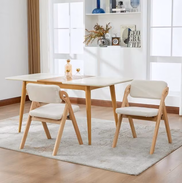 Sedia pieghevole in legno di faggio con cuscino beige in stile scandinavo