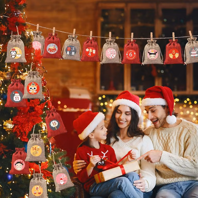 Kit per creare un calendario dell'Avvento fai-da-te 2025-24: include sacchetti di stoffa da riempire, fermagli in legno, corda e adesivi