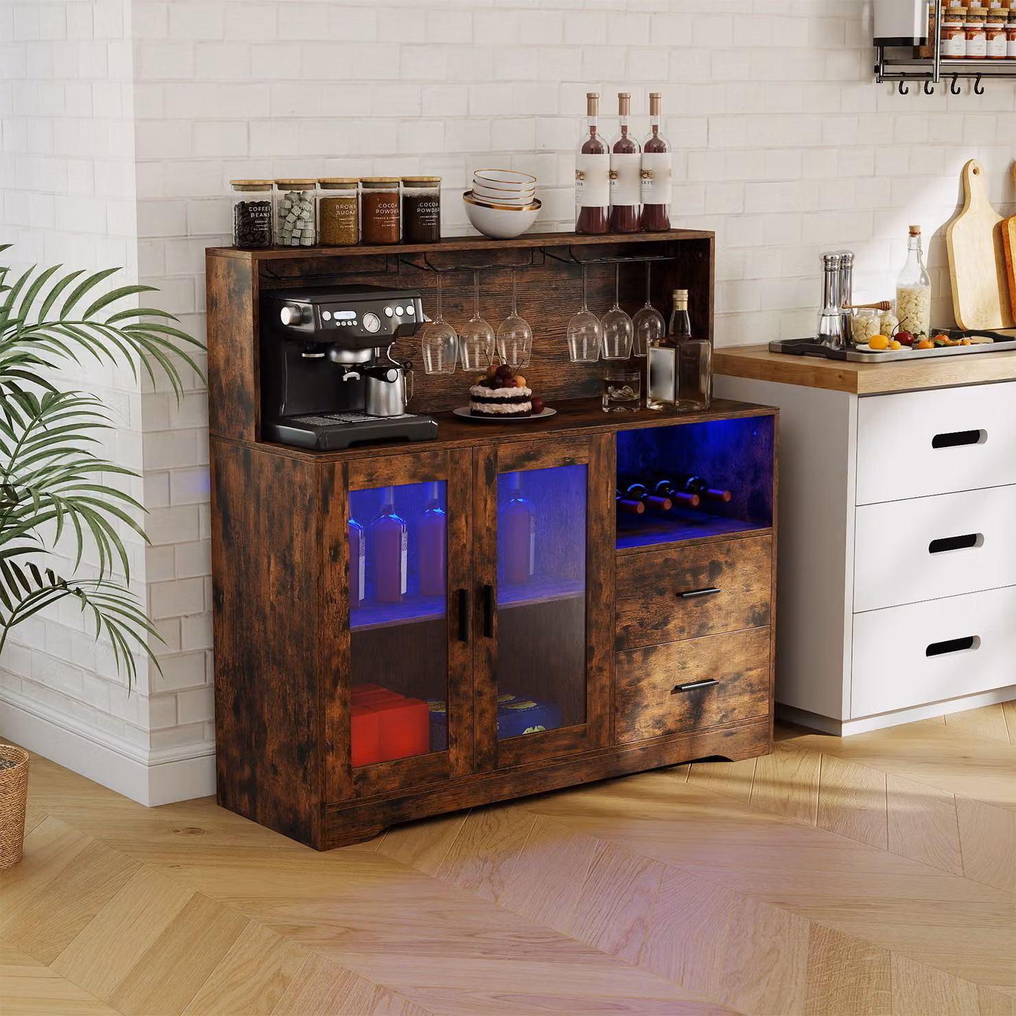 Credenza buffet Costway in legno marrone con luci LED, portabottiglie e ante in vetro per cucina e soggiorno