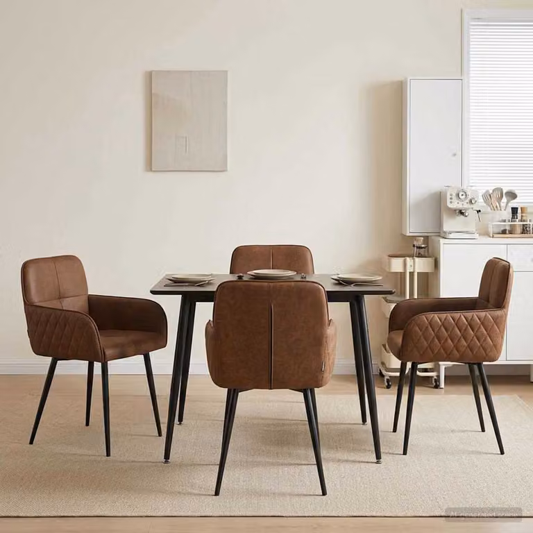 Set di 4 sedie da pranzo vidaXL in pelle scamosciata sintetica marrone con braccioli e struttura in metallo