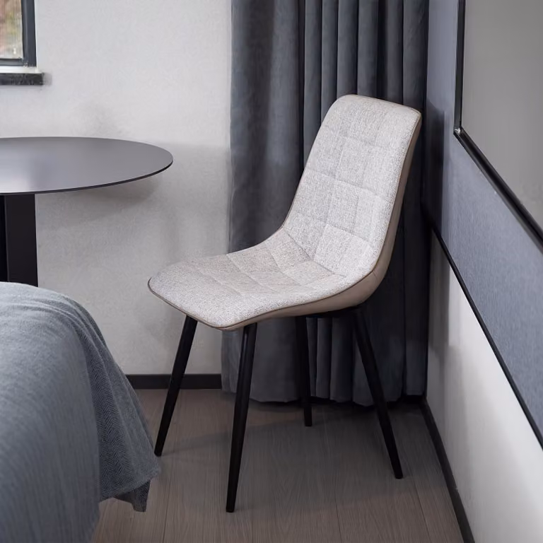 Set di 2 moderne sedie da pranzo imbottite, rivestite in tessuto di lino e con struttura in metallo