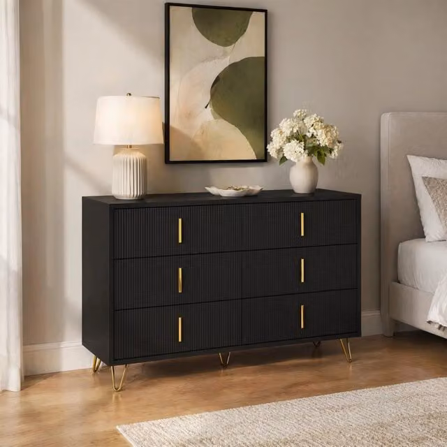 Credenza Mivray moderna con sei cassetti e superficie ondulata in MDF, colore nero e oro, L/P/H: 120 x 40 x 77 cm