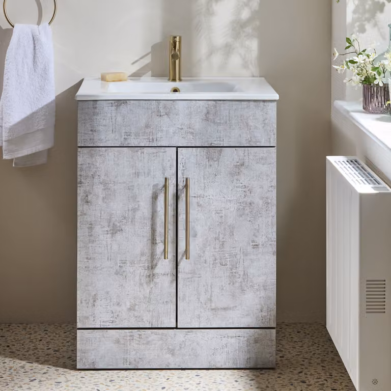 Mobile Bagno a Terra Grigio Cemento da 610mm con Lavabo e Maniglie con Barra a T in Oro Satinato - Cluo