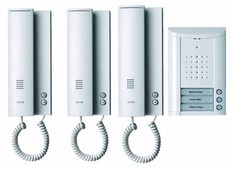 Kit completo per citofono, adatto a tre unità abitative, con pulsantiere e targhette identificative