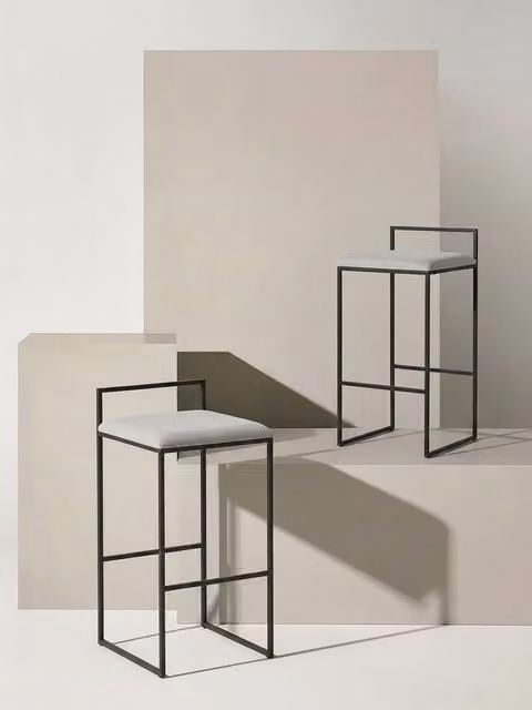 Set di 2 sgabelli imbottiti beige con struttura in metallo nero Kenay Home