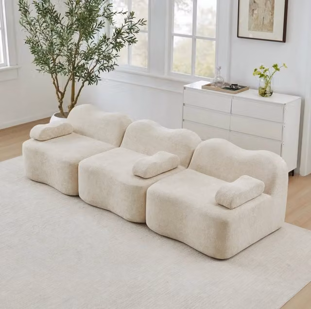 Divano modulare beige in velluto con seduta profonda e braccioli